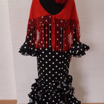 traje de flamenca negro con lunares blancos