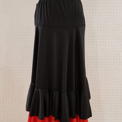 falda de ensayo combinada con volante en rojo