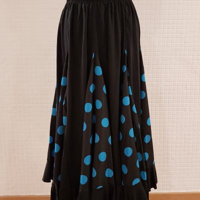 falda de ensayo negra con quillas combinada con lunares azules