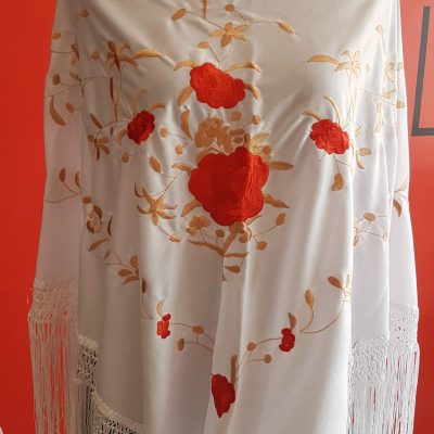 mantón blanco con bordado en rojo mujer