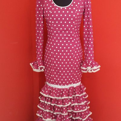 traje de flamenca color buganvilla con lunares blancos