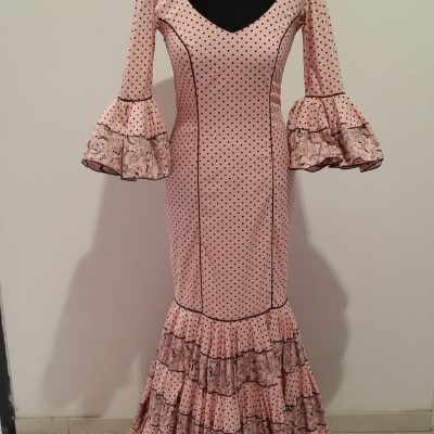 traje de flamenca rosa con lunares negros