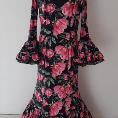 traje de flamenca negro con flores rosas