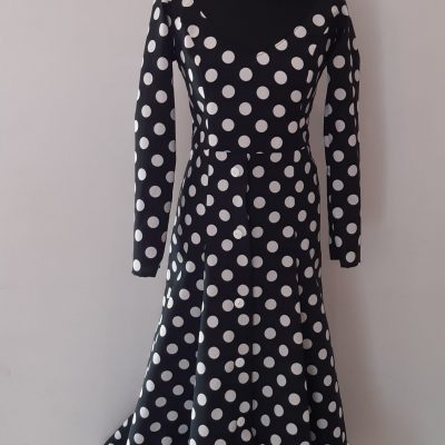 traje de flamenca negro con lunares blanco