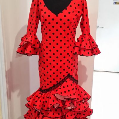 traje de flamenco rojo con lunares negros