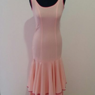traje de flamenca rosa sin mangas