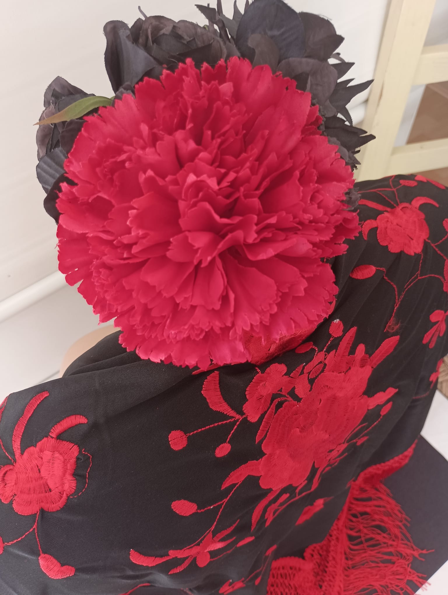 MANTONCILLO NEGRO FLOR ROJA 1