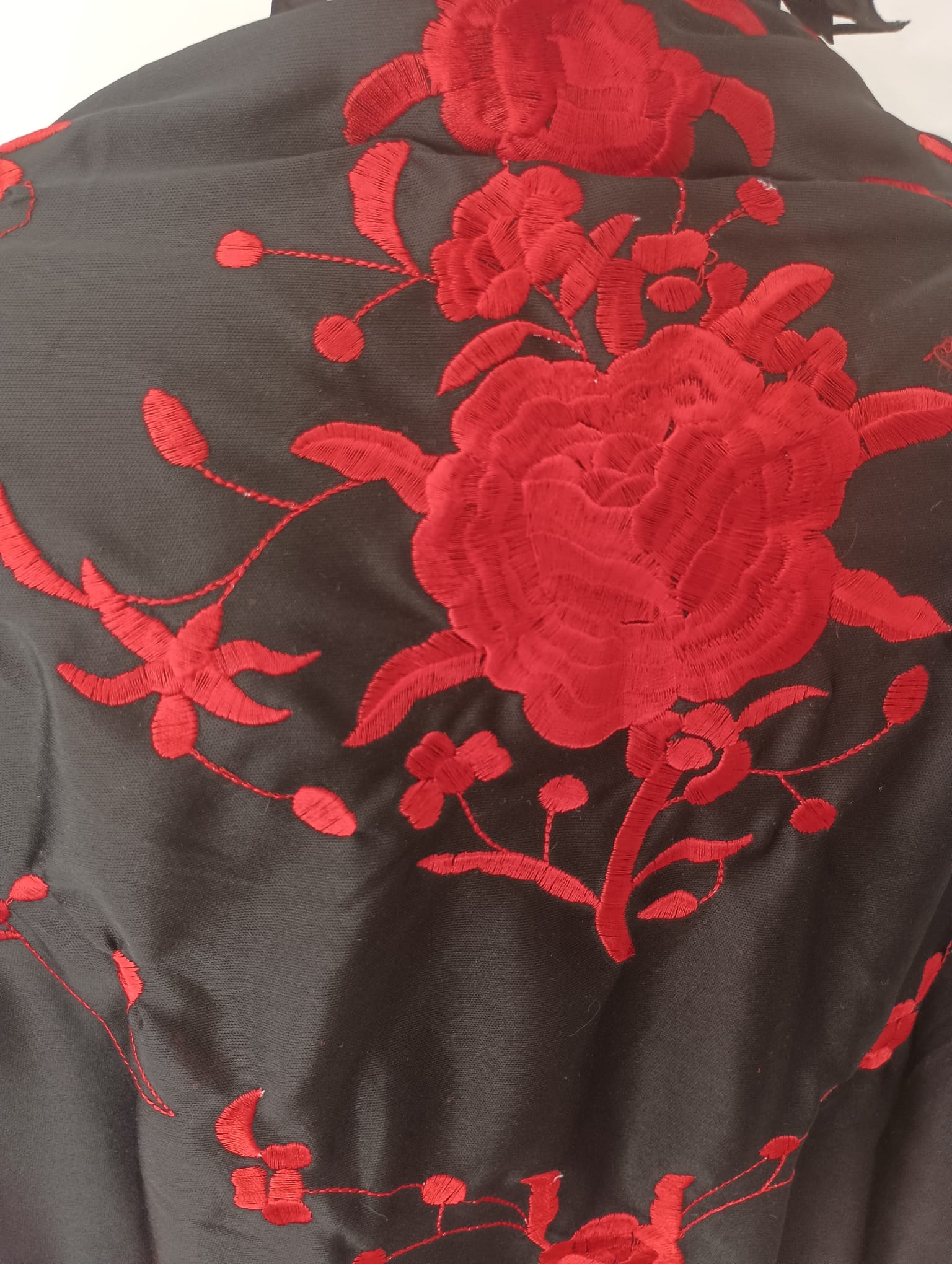 MANTONCILLO NEGRO FLOR ROJA 2