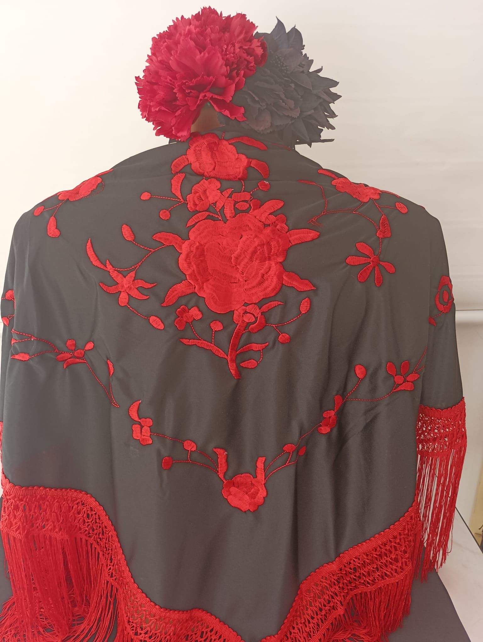 MANTONCILLO NEGRO FLOR ROJA 3